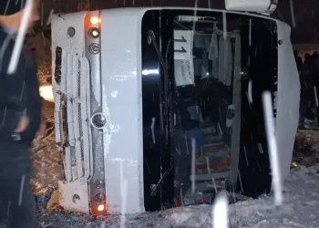 Kütahya'da işçi servisi kazası: 3 kişi yaralandı